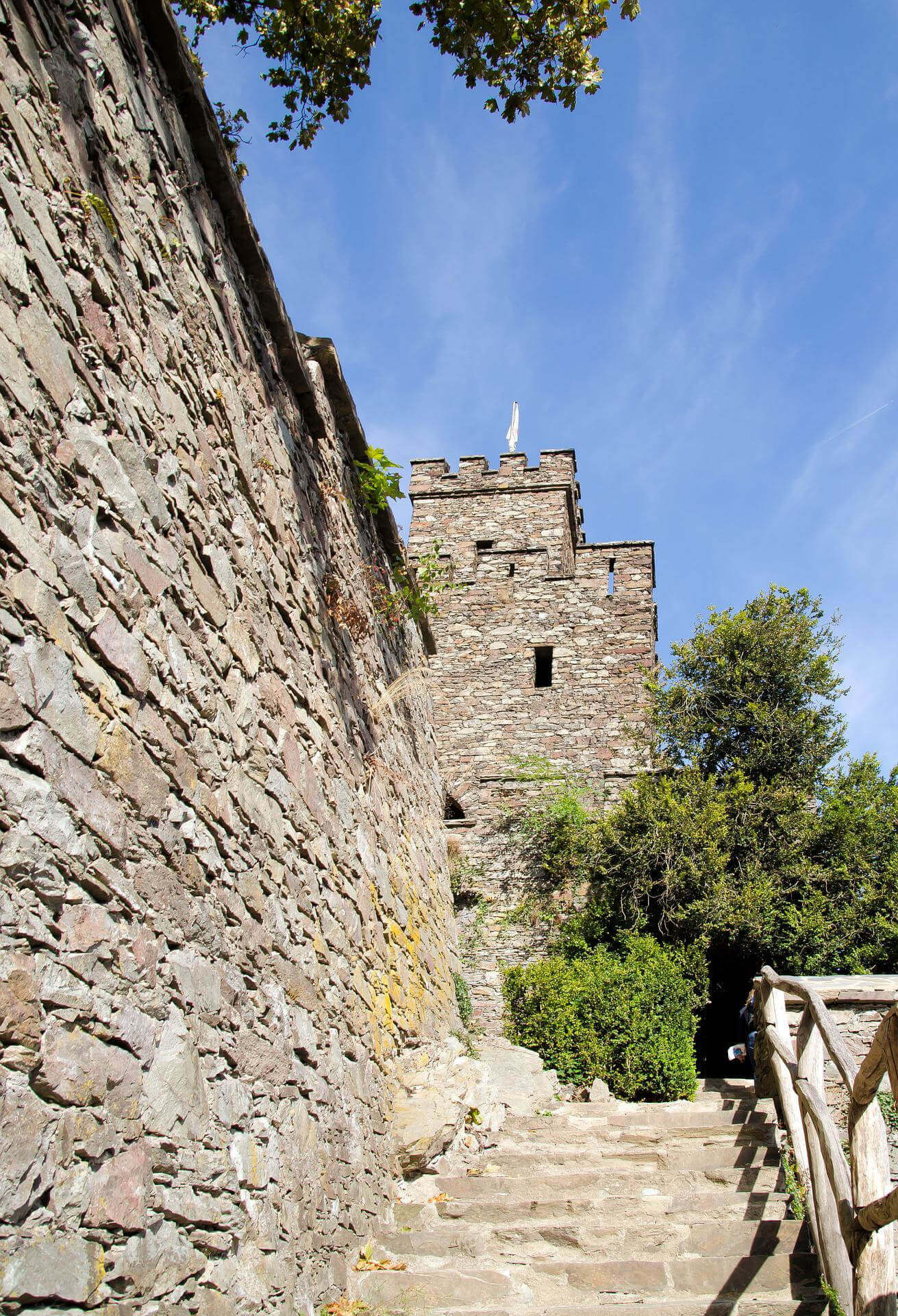 burg-rheinfels-mauer